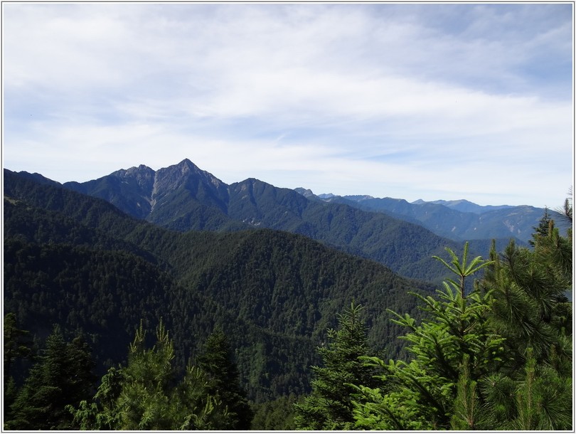 2012-07-11 08-44-04上到稜線透空處看中央尖山.JPG